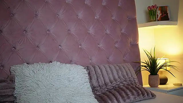 MaiaMini online show from March 13, 2026, 6:57 pm