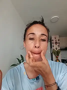 Snapshot of Coeur_de_luxure chatting on November 17, 2025, 2:32 pm Coeur de luxure online show from November 17, 2025, 2:32 pm