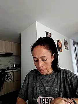 Snapshot of Coeur_de_luxure chatting on October 4, 2025, 7:59 pm Coeur de luxure online show from October 4, 2025, 7:59 pm