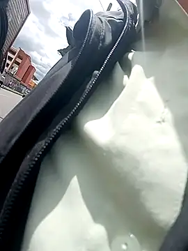 Snapshot of Coeur_de_luxure chatting on October 8, 2025, 6:19 pm Coeur de luxure online show from October 8, 2025, 6:19 pm