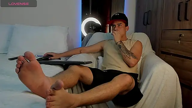 mattiwsmorris  online show from April 14, 2026, 11:43 pm