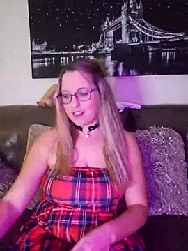kayebear online show from February 18, 2025, 9:42 pm