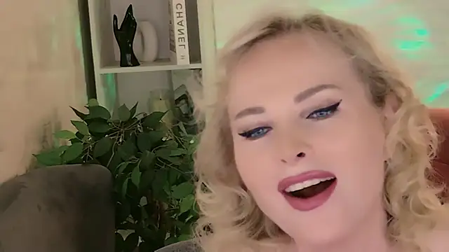 Snapshot of Sandra_Kind chatting on July 2, 2026, 5:24 am Sandra Kind online show from July 2, 2026, 5:24 am