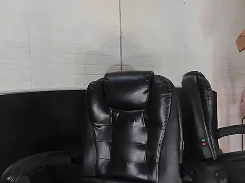 Danny Luxx online show from May 21, 2026, 5:05 am