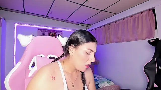 Cristal Smith20 online show from April 18, 2026, 3:31 am