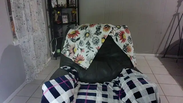 HTXBELLE online show from October 3, 2025, 8:49 am