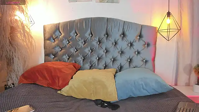 iiangel  online show from October 18, 2025, 3:52 am