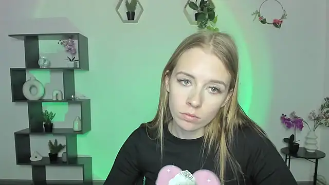 AnnNorriss online show from March 18, 2025, 4:39 pm