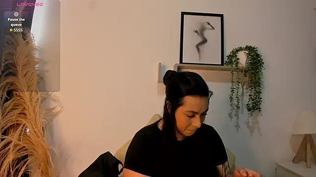 Snapshot of emily-777 chatting on November 11, 2025, 8:14 pm emily-777 online show from November 11, 2025, 8:14 pm