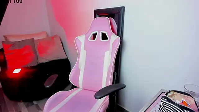 Snapshot of Zamira_Taylor chatting on March 18, 2025, 7:22 pm Zamira Taylor online show from March 18, 2025, 7:22 pm