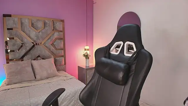 Snapshot of Zamira_Taylor chatting on October 20, 2025, 1:51 am Zamira Taylor online show from October 20, 2025, 1:51 am