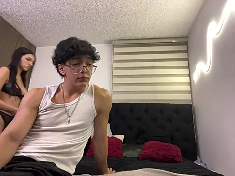 DesireLuxe online show from March 19, 2025, 3:52 am