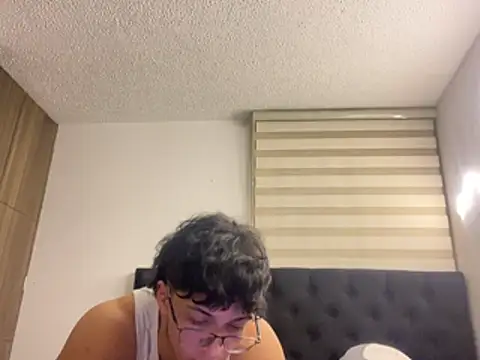 DesireLuxe online show from April 18, 2026, 7:33 am