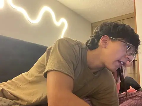 DesireLuxe online show from October 7, 2025, 5:19 am