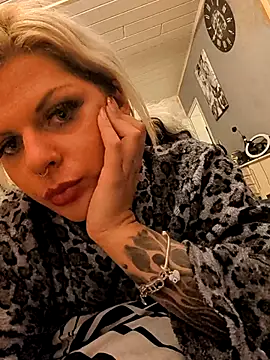 Snapshot of Glory_Max chatting on February 10, 2026, 5:45 pm Glory Max online show from February 10, 2026, 5:45 pm