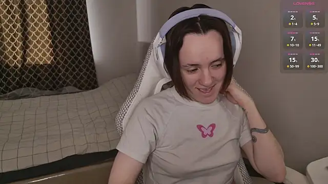 Luna Loveee online show from April 15, 2026, 4:29 am