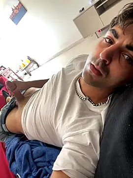 mikekmi21 online show from November 9, 2025, 2:32 pm