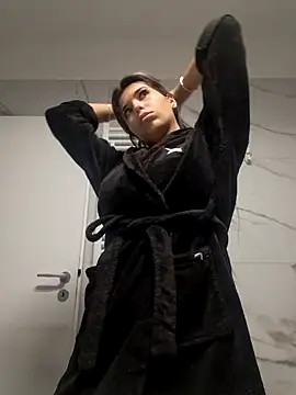 Bella Posh online show from October 11, 2025, 6:25 am