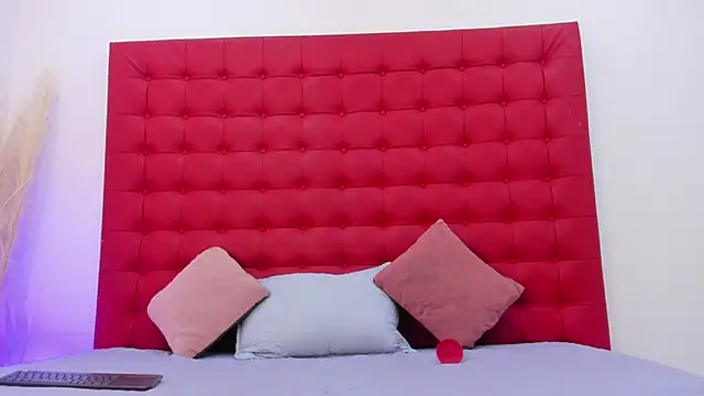 Maite Smith  online show from March 8, 2025, 12:09 pm