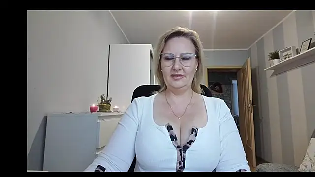 Snapshot of DianaLive chatting on February 17, 2026, 7:05 am DianaLive online show from February 17, 2026, 7:05 am