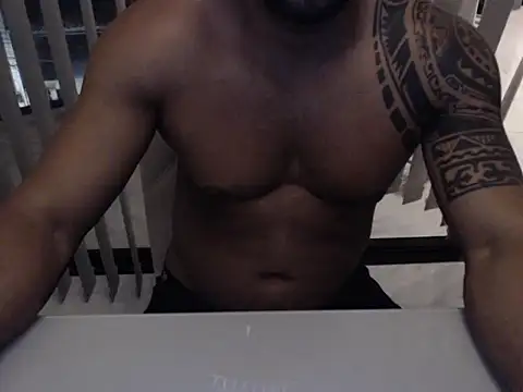Snapshot of LucaOliverr chatting on February 24, 2025, 12:20 am LucaOliverr online show from February 24, 2025, 12:20 am