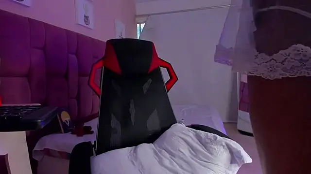 CHANELL 11INCHES online show from December 1, 2025, 9:26 pm