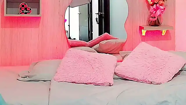 ZaraRousse online show from December 18, 2025, 2:49 am