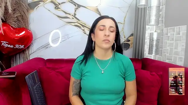 Bella williamss  online show from May 12, 2026, 8:04 pm