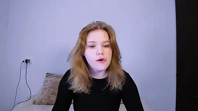 Snapshot of LaseyMoon chatting on October 28, 2025, 10:20 pm LaseyMoon online show from October 28, 2025, 10:20 pm