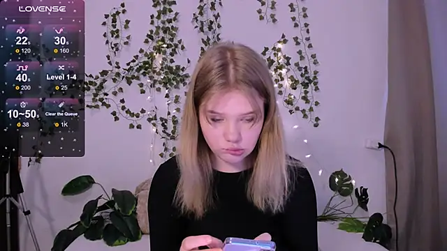 Snapshot of LaseyMoon chatting on March 19, 2025, 4:25 am LaseyMoon online show from March 19, 2025, 4:25 am