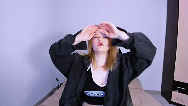 Snapshot of LaseyMoon chatting on November 15, 2025, 1:42 am LaseyMoon online show from November 15, 2025, 1:42 am