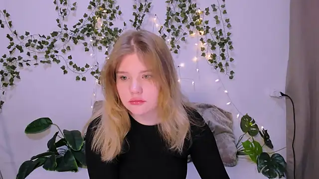 Snapshot of LaseyMoon chatting on March 18, 2025, 4:18 am LaseyMoon online show from March 18, 2025, 4:18 am