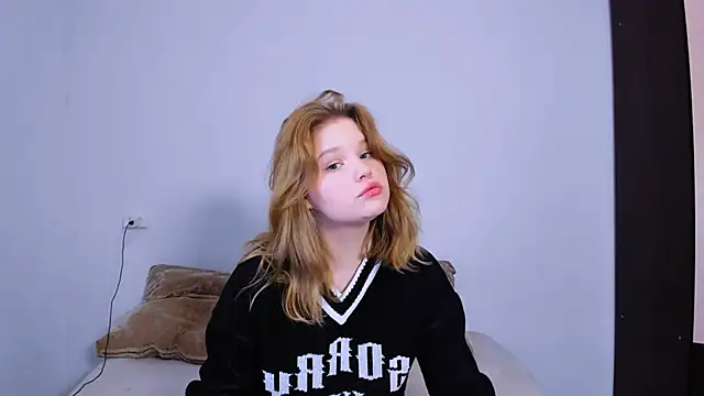 Snapshot of LaseyMoon chatting on October 15, 2025, 10:18 pm LaseyMoon online show from October 15, 2025, 10:18 pm