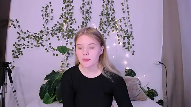 Snapshot of LaseyMoon chatting on March 17, 2025, 4:08 am LaseyMoon online show from March 17, 2025, 4:08 am