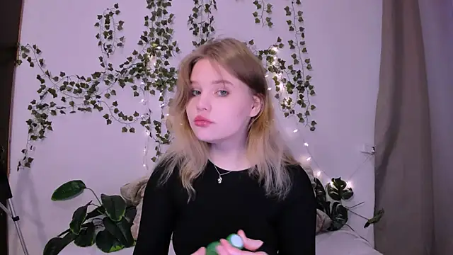 Snapshot of LaseyMoon chatting on March 20, 2025, 1:13 am LaseyMoon online show from March 20, 2025, 1:13 am