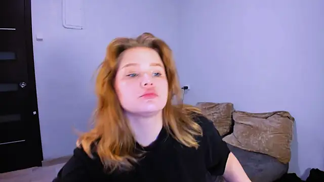 Snapshot of LaseyMoon chatting on November 7, 2025, 12:48 am LaseyMoon online show from November 7, 2025, 12:48 am