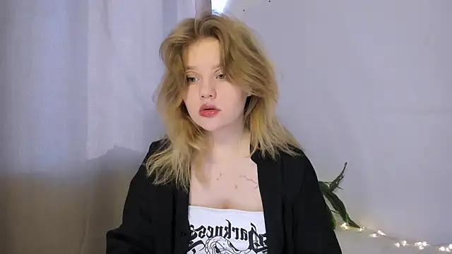 Snapshot of LaseyMoon chatting on March 11, 2025, 1:26 am LaseyMoon online show from March 11, 2025, 1:26 am