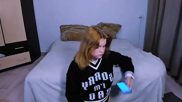 Snapshot of LaseyMoon chatting on October 7, 2025, 11:44 am LaseyMoon online show from October 7, 2025, 11:44 am