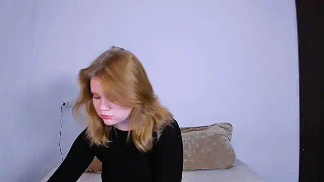 Snapshot of LaseyMoon chatting on October 18, 2025, 10:34 pm LaseyMoon online show from October 18, 2025, 10:34 pm