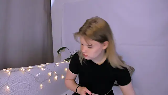 Snapshot of LaseyMoon chatting on March 12, 2025, 1:25 am LaseyMoon online show from March 12, 2025, 1:25 am