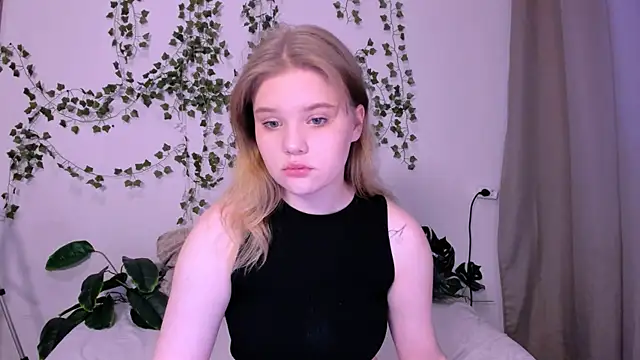 Snapshot of LaseyMoon chatting on March 21, 2025, 1:02 am LaseyMoon online show from March 21, 2025, 1:02 am