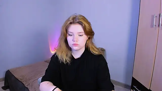 Snapshot of LaseyMoon chatting on November 8, 2025, 1:42 am LaseyMoon online show from November 8, 2025, 1:42 am