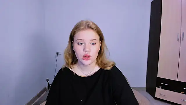 Snapshot of LaseyMoon chatting on November 24, 2025, 1:49 am LaseyMoon online show from November 24, 2025, 1:49 am