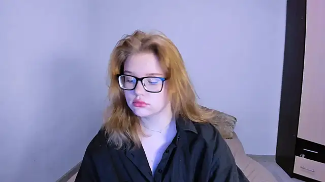 Snapshot of LaseyMoon chatting on November 16, 2025, 1:32 am LaseyMoon online show from November 16, 2025, 1:32 am