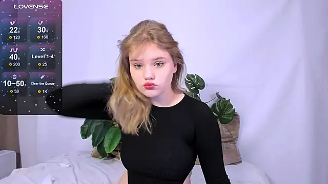 Snapshot of LaseyMoon chatting on March 5, 2025, 5:40 am LaseyMoon online show from March 5, 2025, 5:40 am