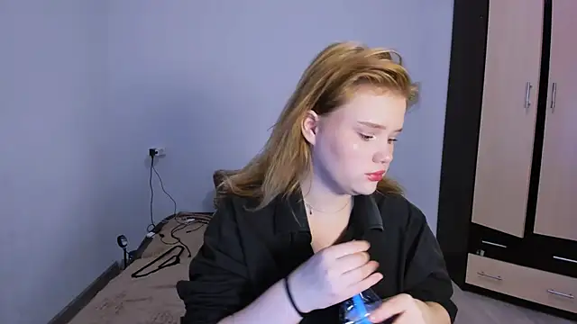 Snapshot of LaseyMoon chatting on November 21, 2025, 9:19 am LaseyMoon online show from November 21, 2025, 9:19 am