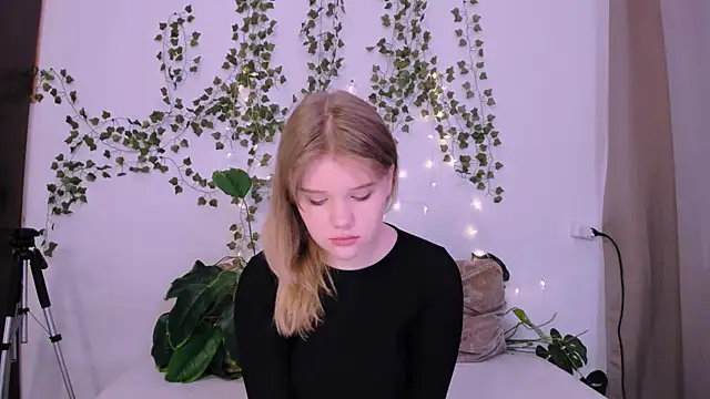 Snapshot of LaseyMoon chatting on March 17, 2025, 1:03 am LaseyMoon online show from March 17, 2025, 1:03 am