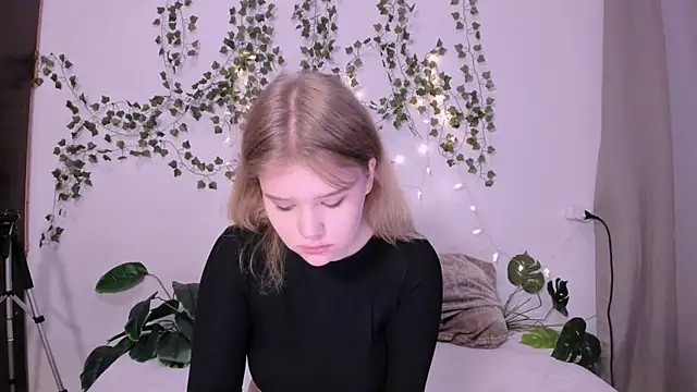 Snapshot of LaseyMoon chatting on March 19, 2025, 1:21 am LaseyMoon online show from March 19, 2025, 1:21 am