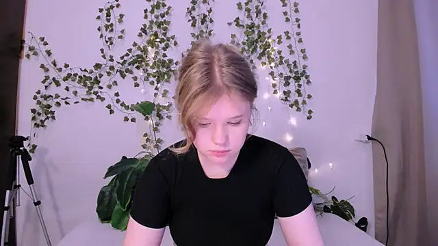 Snapshot of LaseyMoon chatting on March 14, 2025, 4:21 am LaseyMoon online show from March 14, 2025, 4:21 am