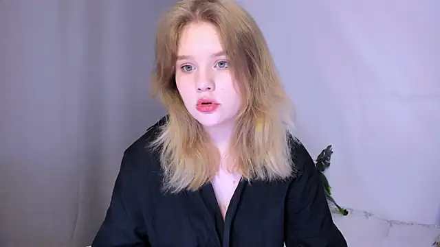 Snapshot of LaseyMoon chatting on March 10, 2025, 1:12 am LaseyMoon online show from March 10, 2025, 1:12 am